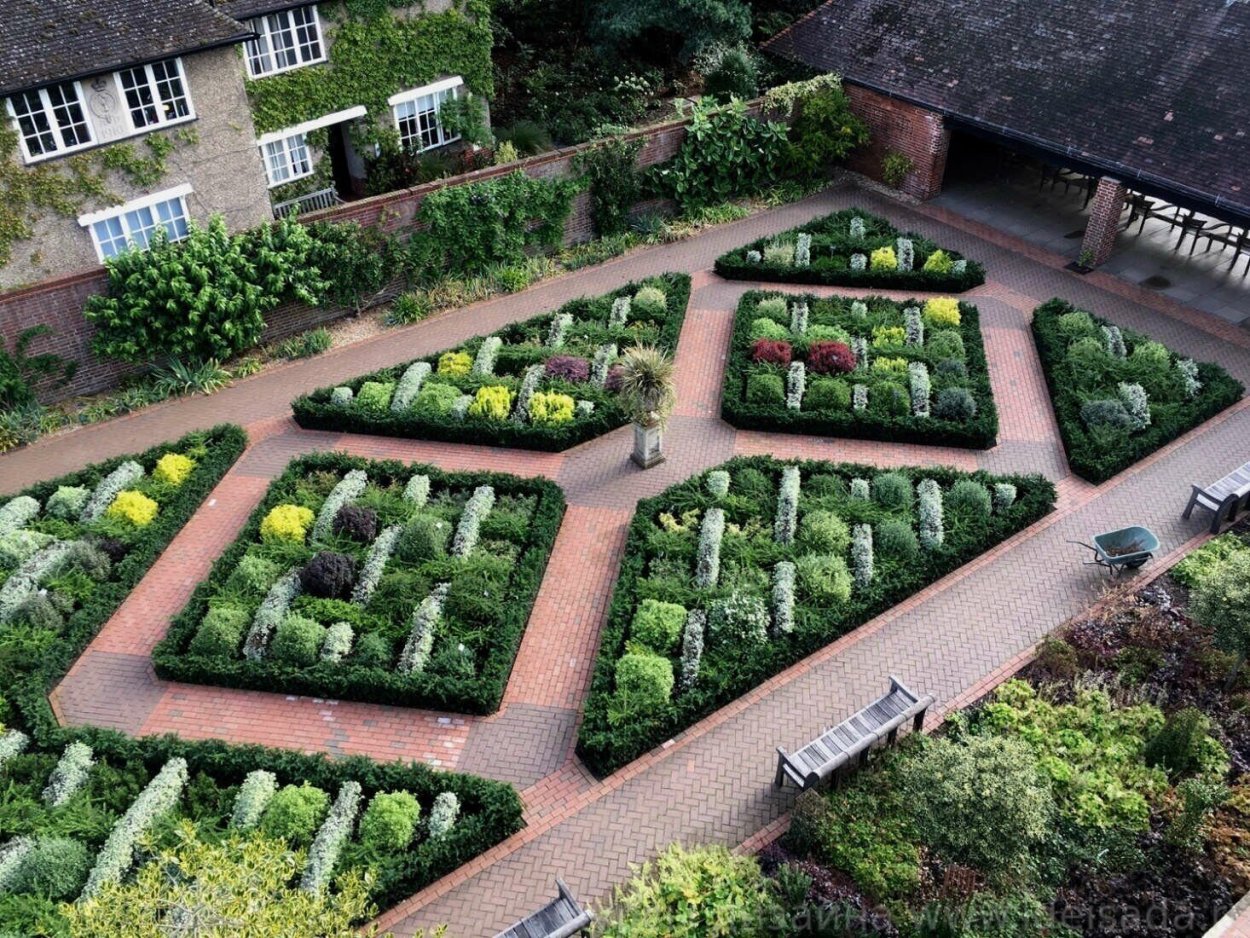 Французские Дворики огородики