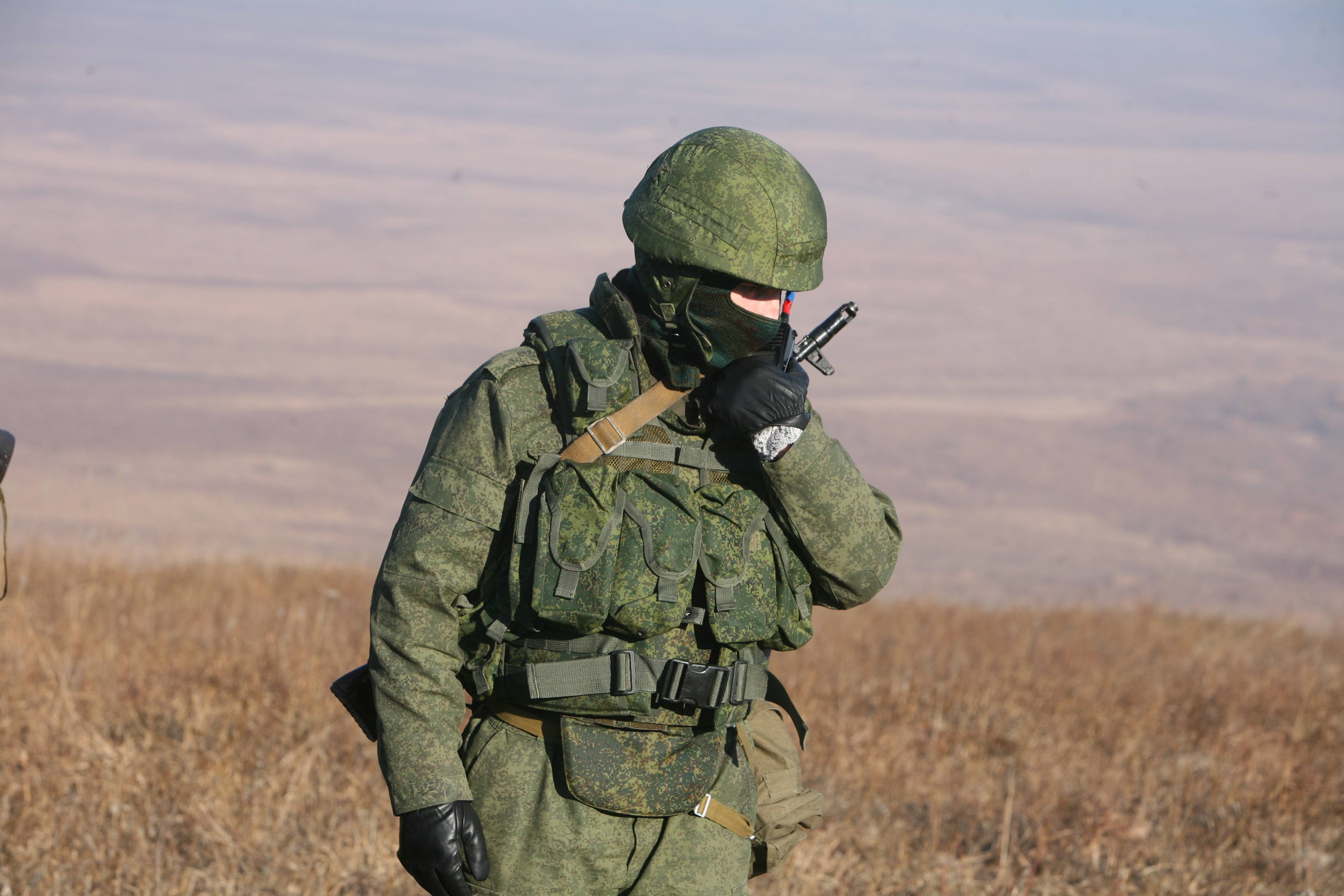 Армейские. Ратник 2 ССО. Военный в маске. Солдат со спины. Российский солдат спиной.