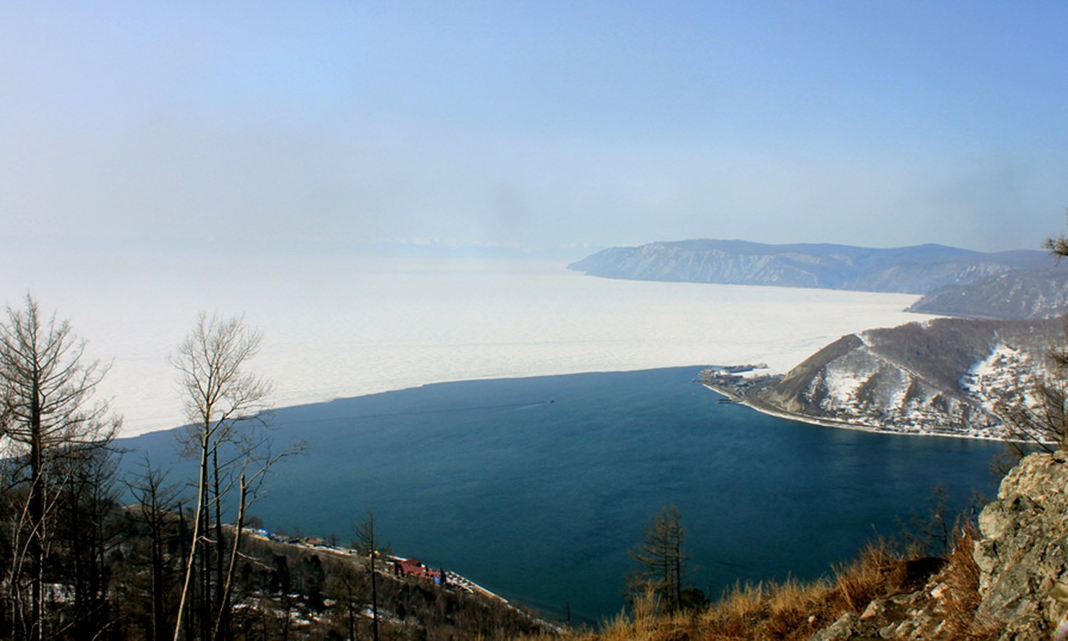 Лица байкала. Река Ангара Байкал. Исток ангары озеро Байкал. Исток реки ангары из Байкала. Исток реки Ангара.