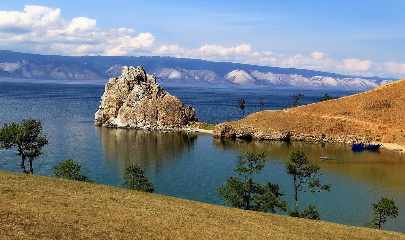 Байкальские горы. Мыс Бурхан и гора Шаманка. Мыс Бурхан на Ольхоне. Мыс Бурхан Байкал. Гора Ольхон Байкал.