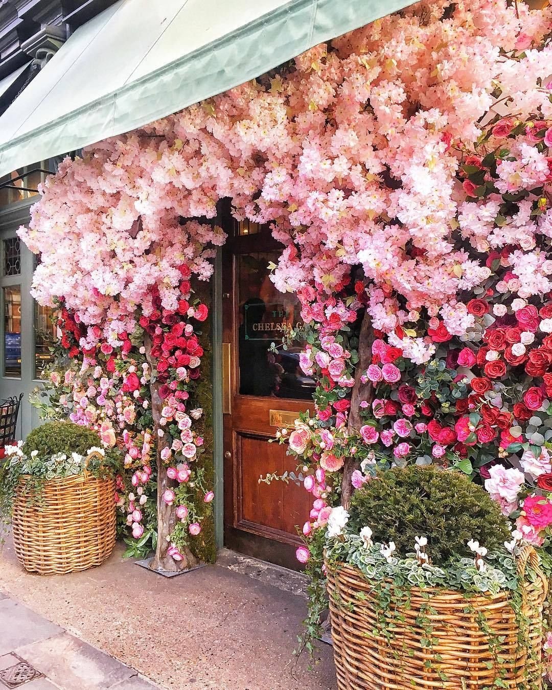 Flowers were beautiful. Цветочный декор. Цветочный домик. Красивые декоратив... Цветы. Здание украшено цветами.