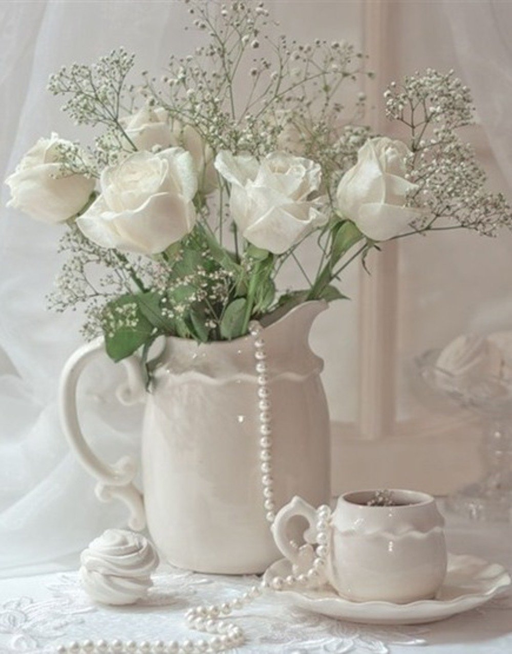 Светлое чистое нежное. Цветы в вазе. Белая ваза с цветами. Белые розы в вазе. Белые цветы в вазе.