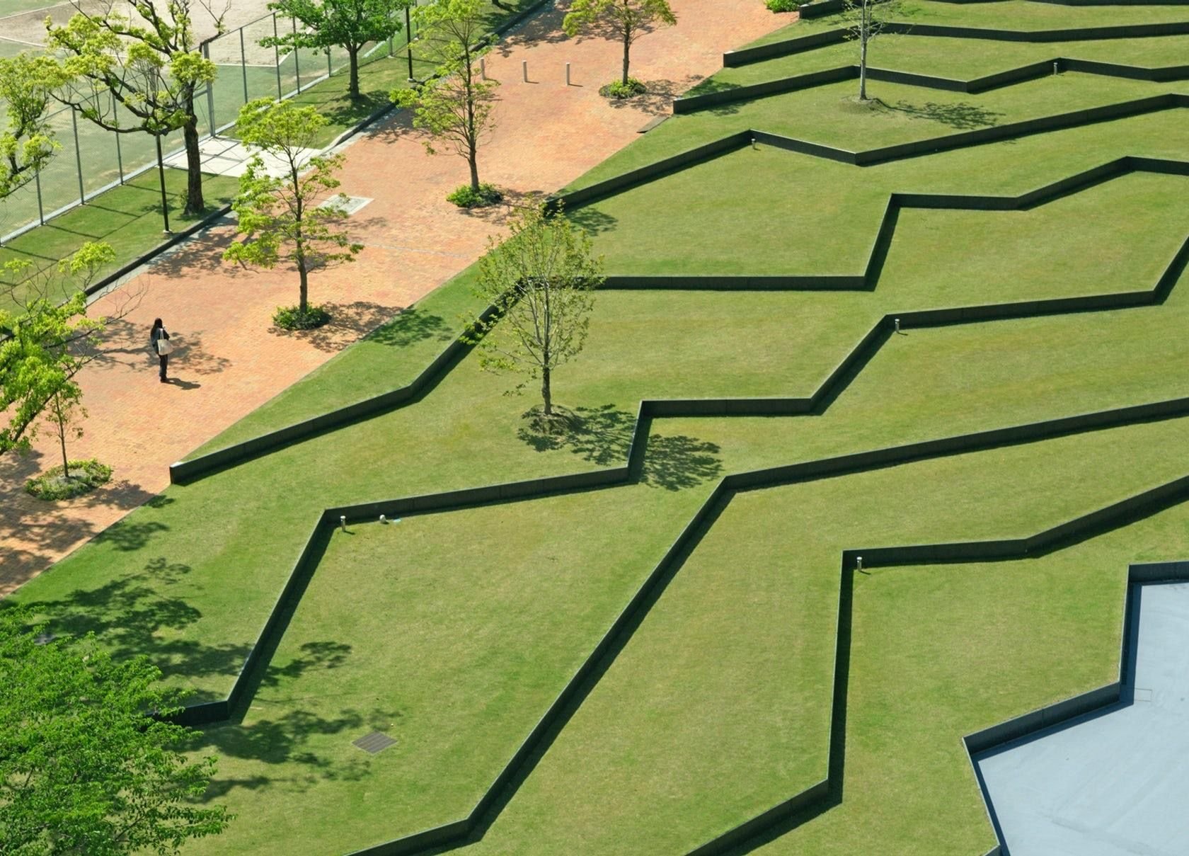 Ландшафт рельефа. Kyushu Sangyo University Landscape Design by Design Network Associates. Пьер Жесткофф ландшафтный Архитектор парки. Спирея геопластика.