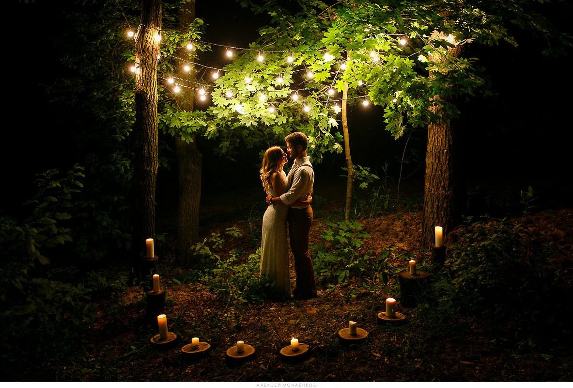 До самого вечера предложение. Романтический вечер в лесу. Влюбленные в лесу. Сад ночью. Свидание в лесу.