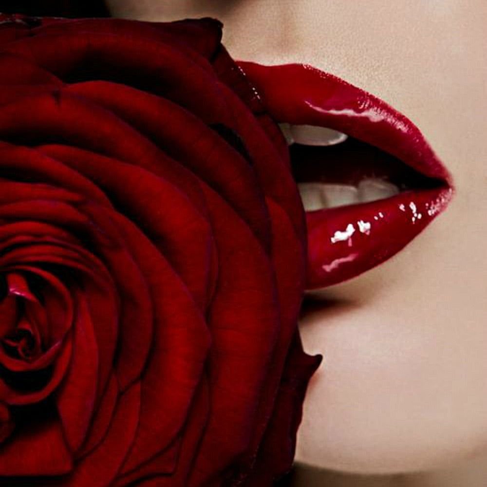 Женская розочка. Фотосессия с розами. Женские губы. Красивые женские губы. Красивые красные губы.