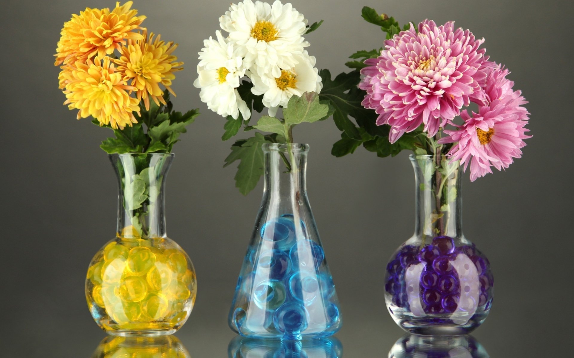Как стоят хризантемы в вазе. Цветы в вазе. Хризантемы в вазе. Букеты в вазах. Красивый букет в вазе.