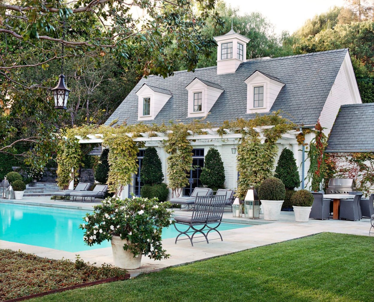 Дом с бассейном и садом