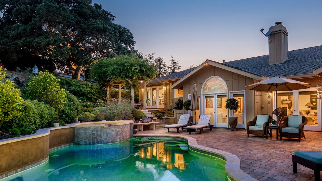 Дом с бассейном