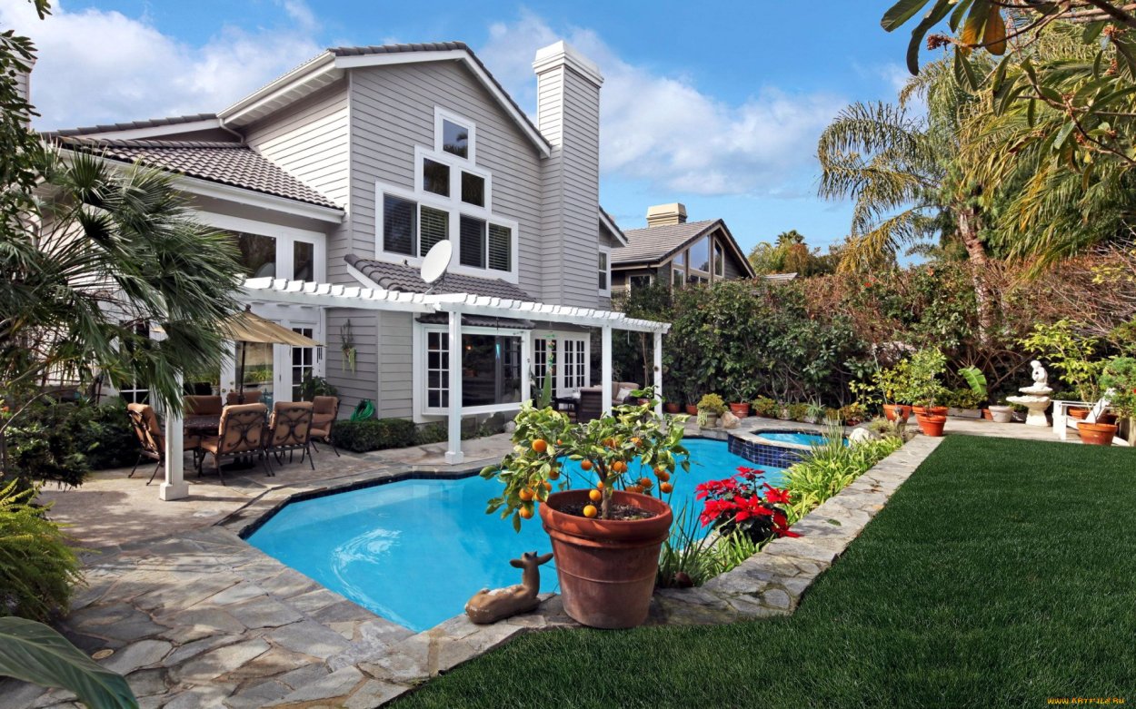 Дом с бассейном и садом