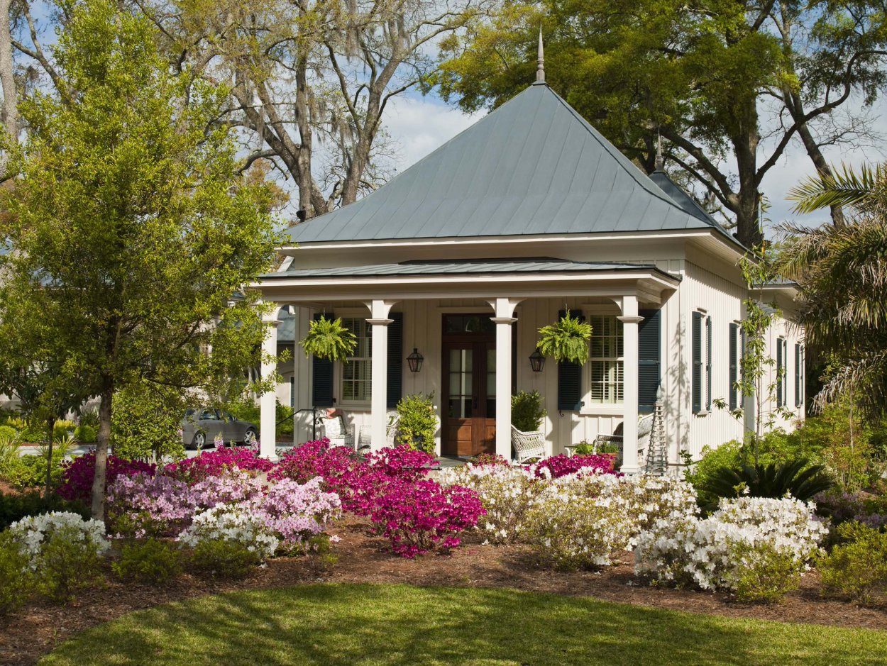 Красивый домик с садом