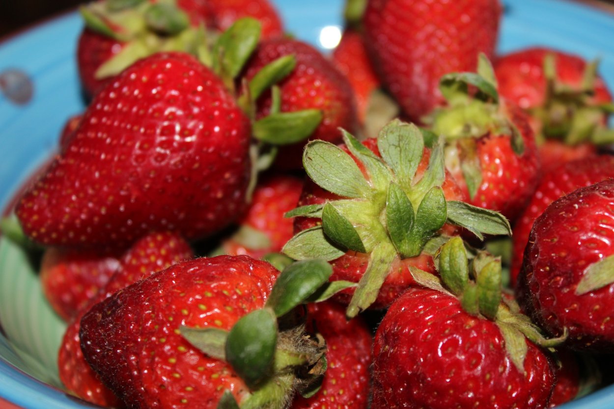 Клубника в тарелке