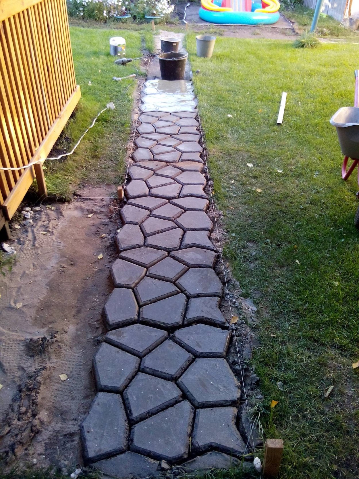 Плитняк для садовых дорожек