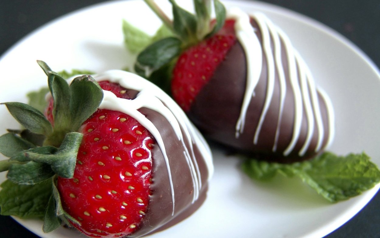 Десерт клубника в шоколаде