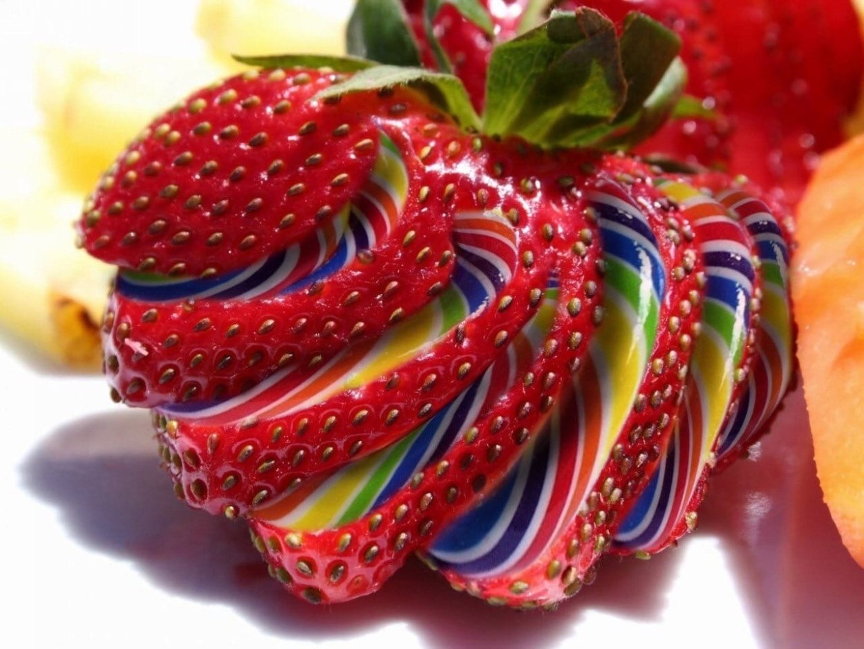 Бывает Радужная клубника