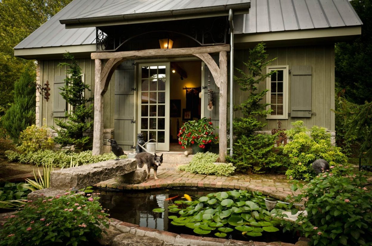 Небольшой домик с садом