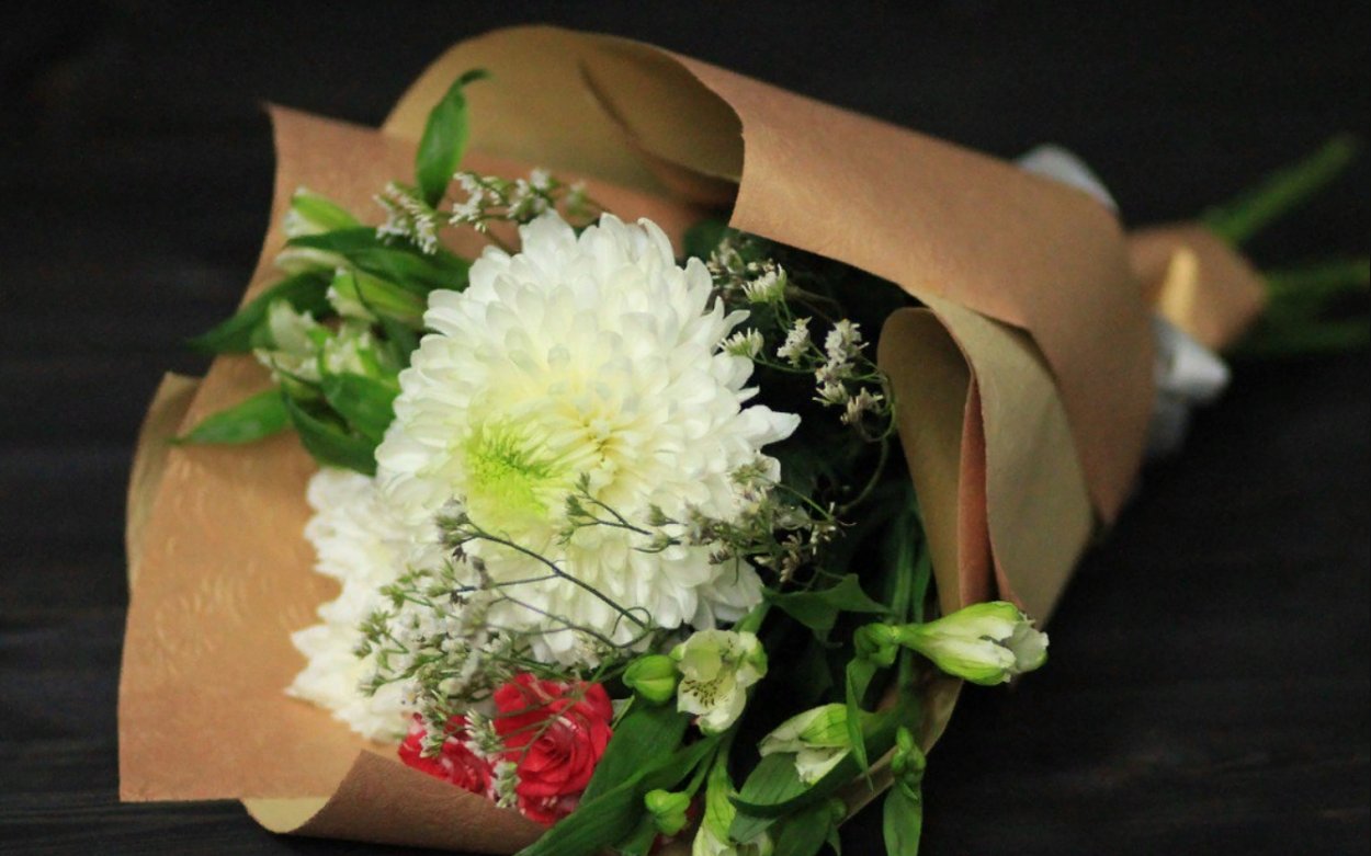 Ютуб упаковать одноголовую хризантему красиво