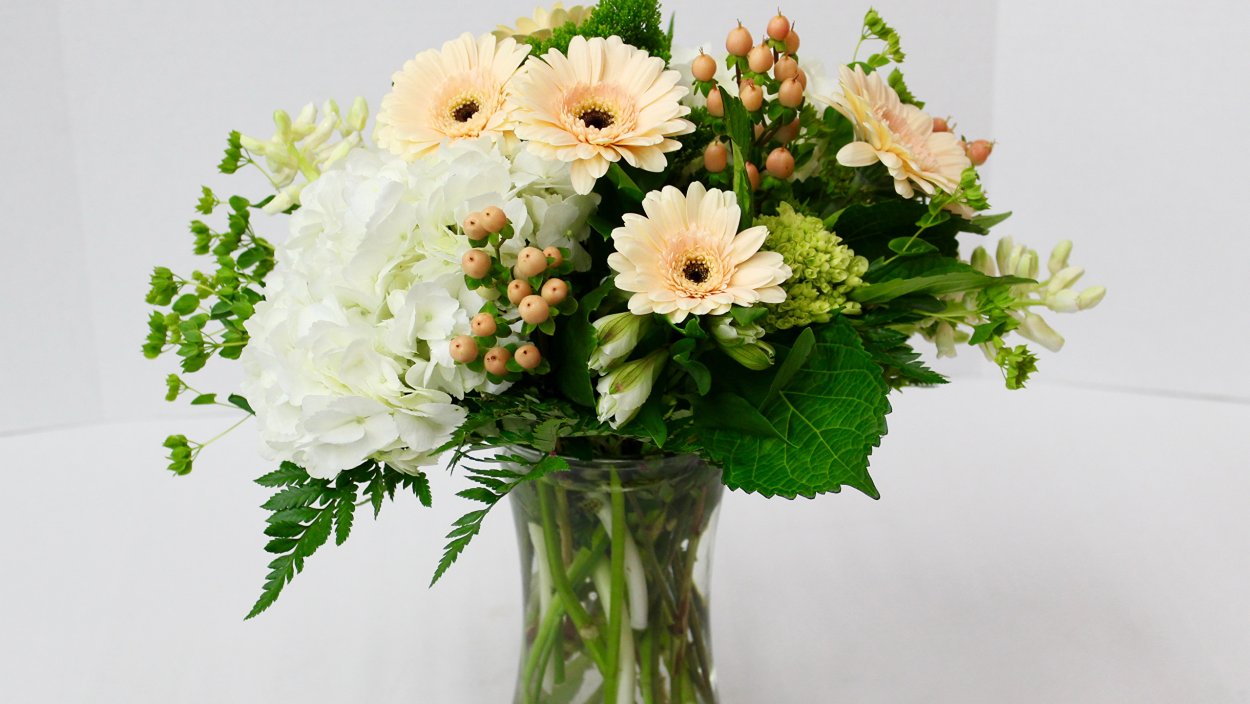 Гортензия с герберой и хризантемой