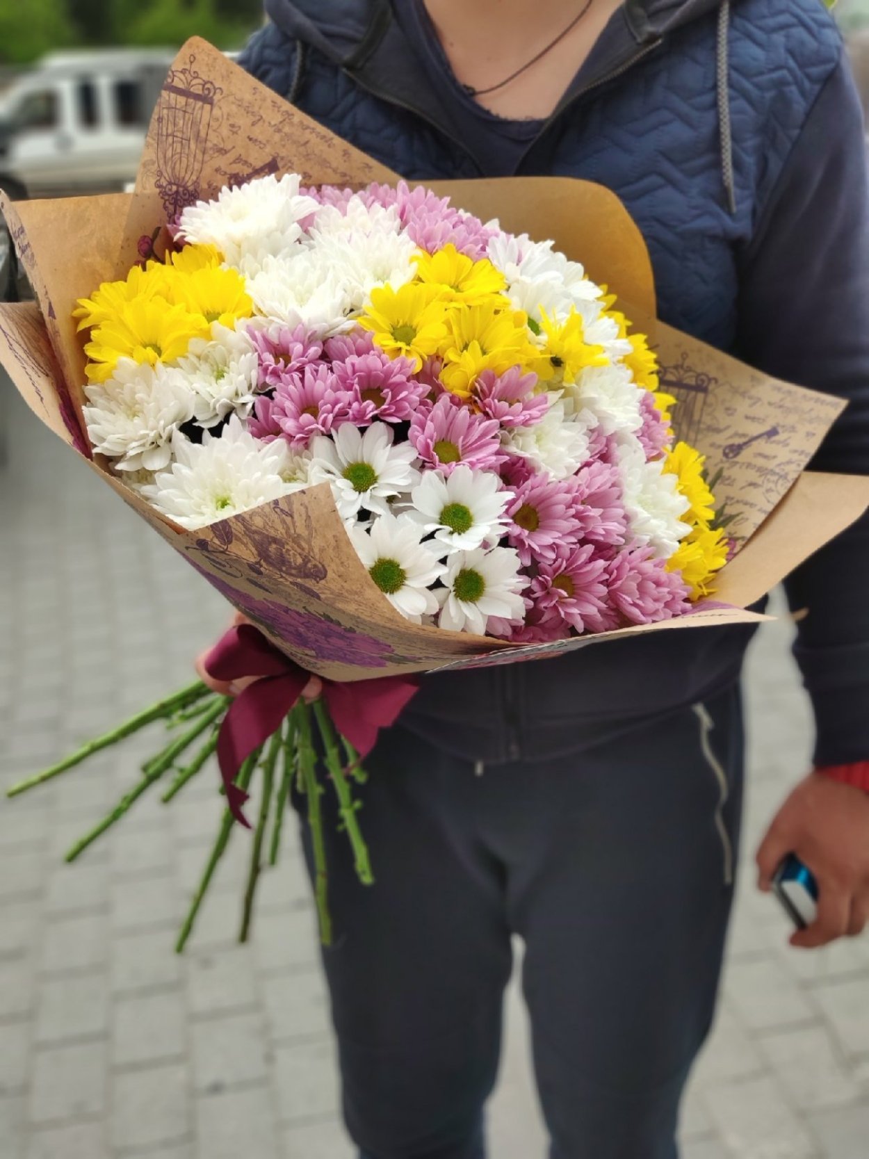 Букет с ирисами и хризантемами