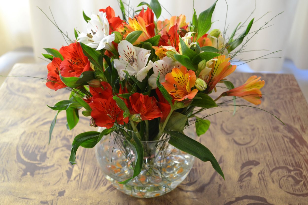 Букет "яркие альстромерии"