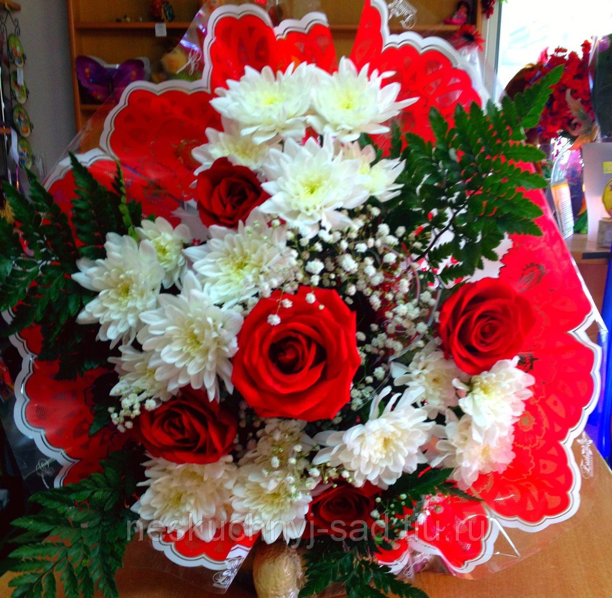 Букет из бордовых хризантем и гипсофилы