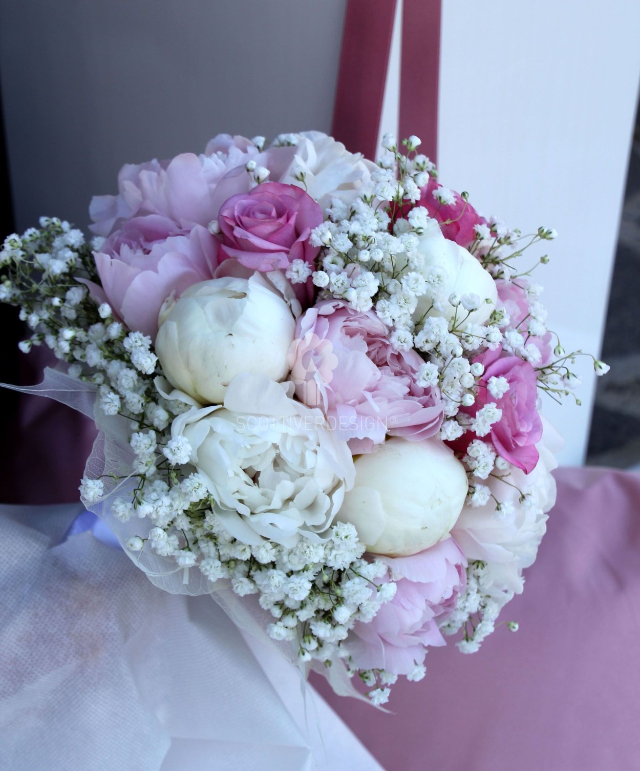 Кустовые розы с гипсофилой букет