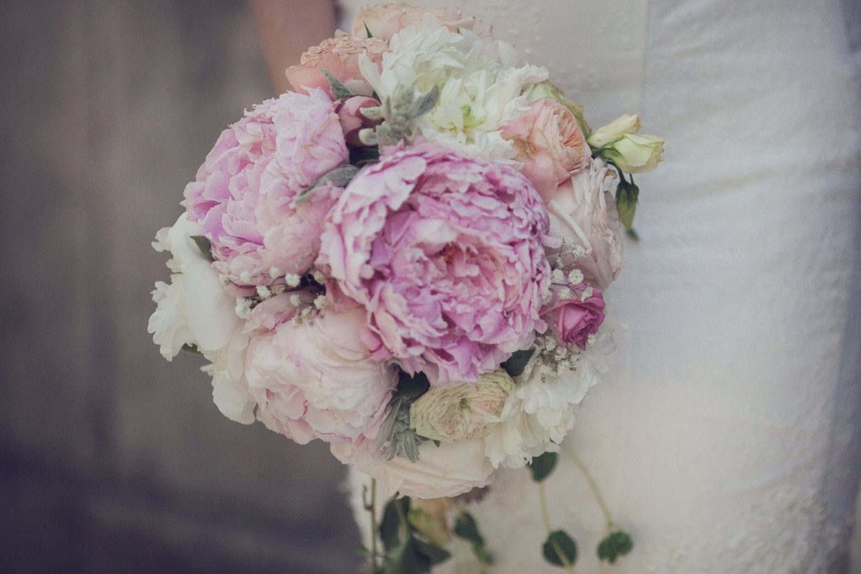 Девушка с букетом пионов