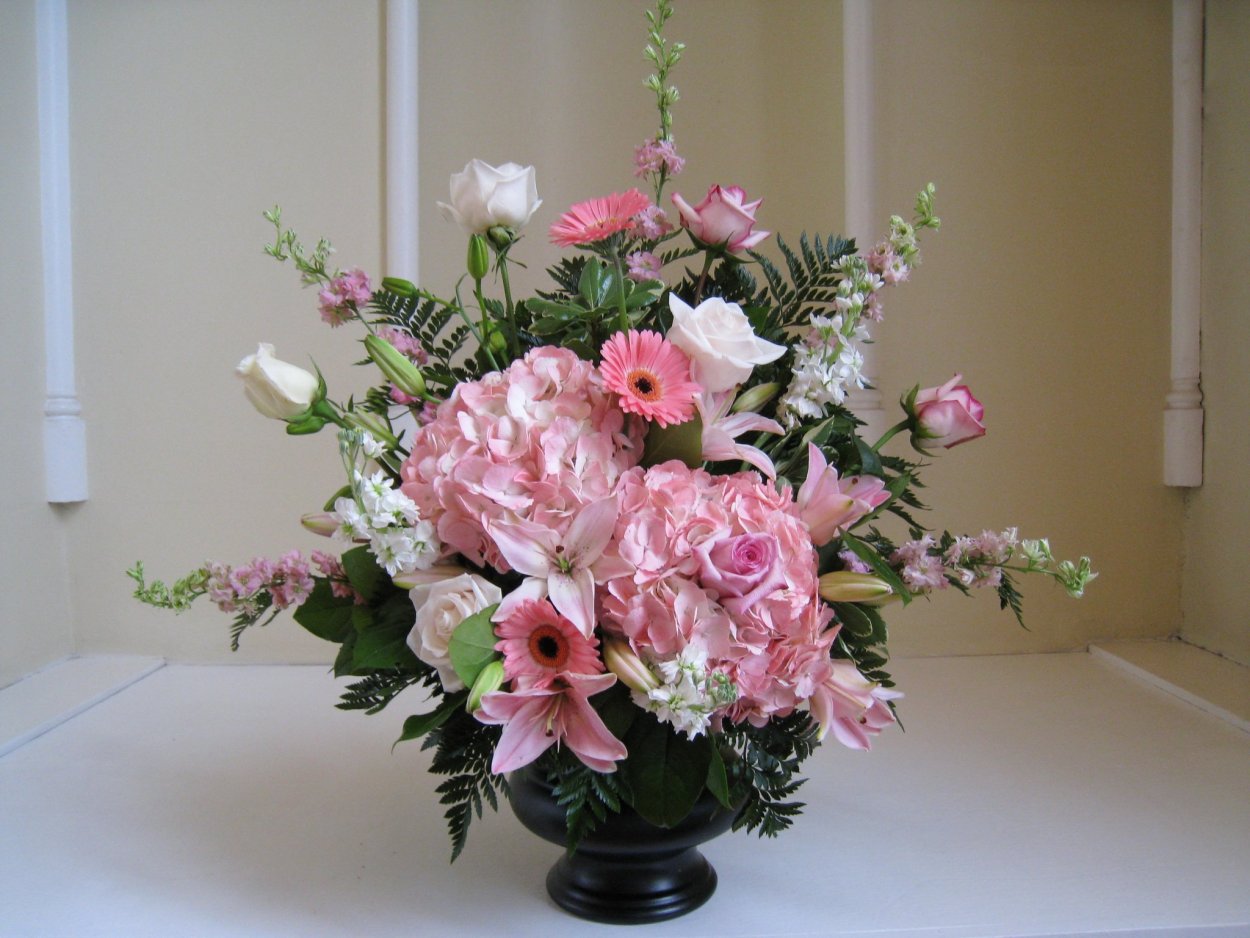 Разные цветы в одной вазе