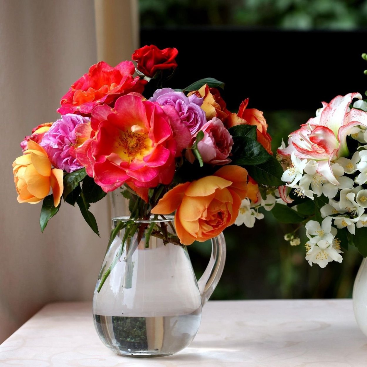 Желтые розы в вазе