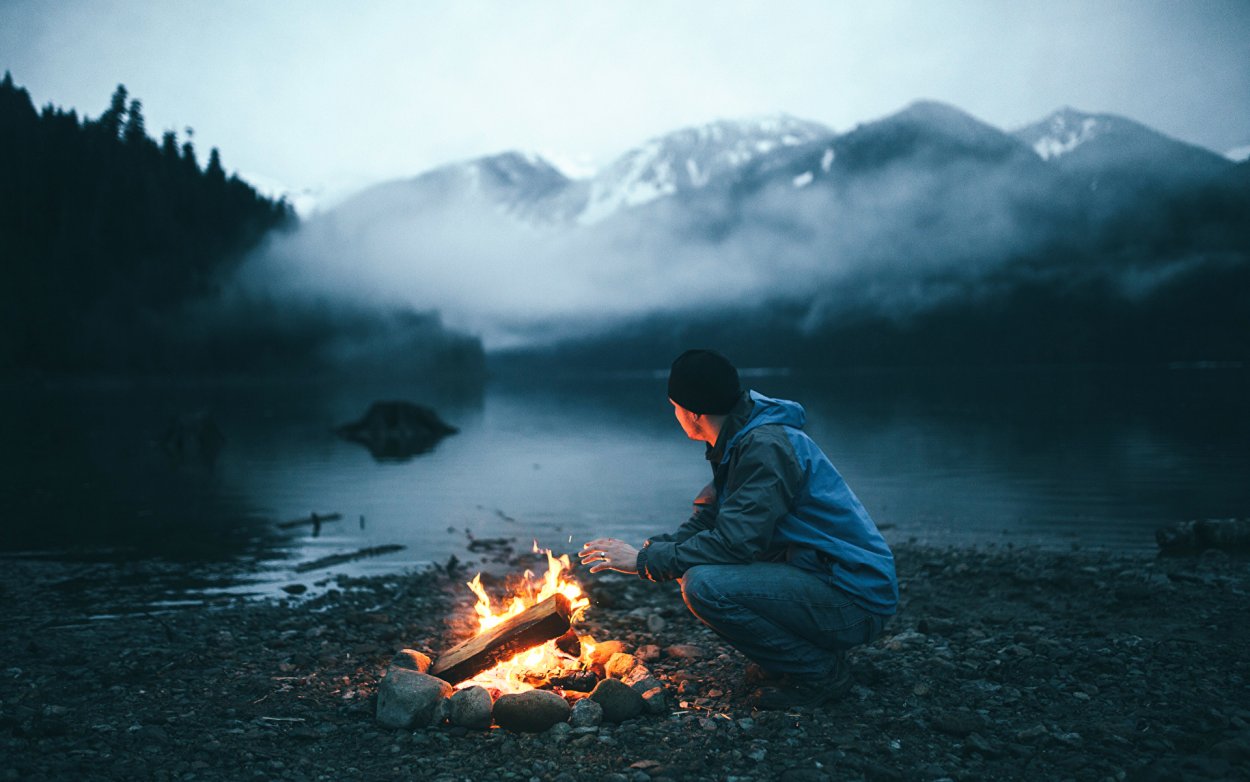 Парень у костра