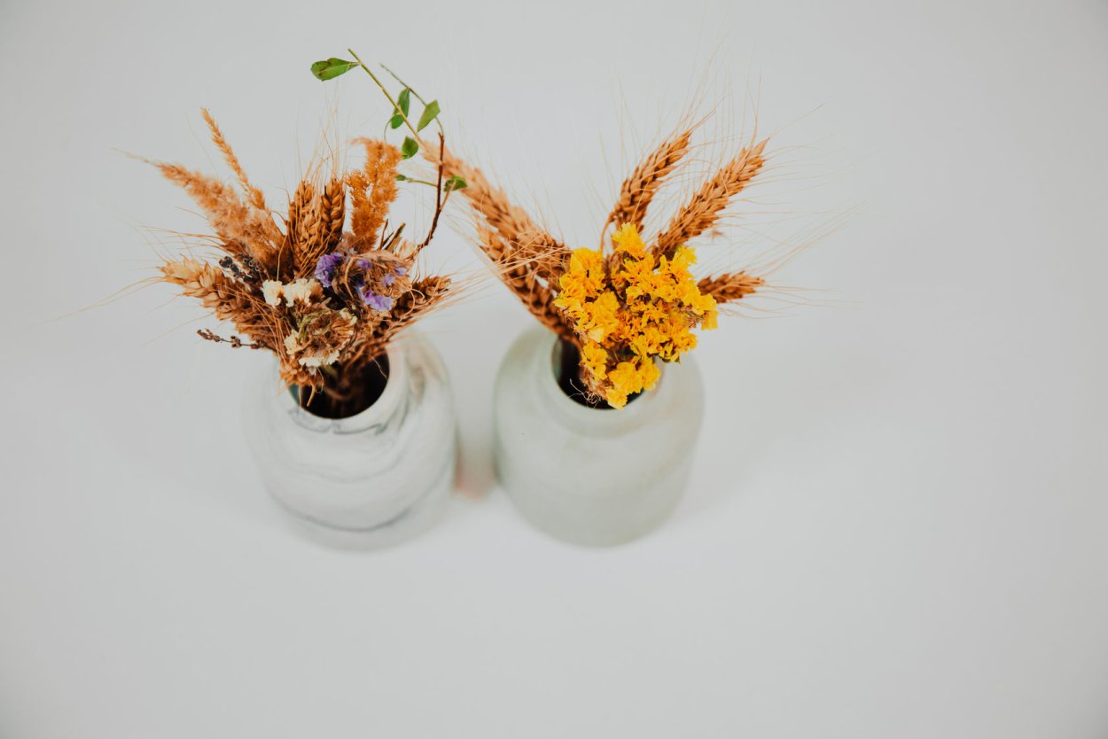 Композиции из сухоцветов в бутылках