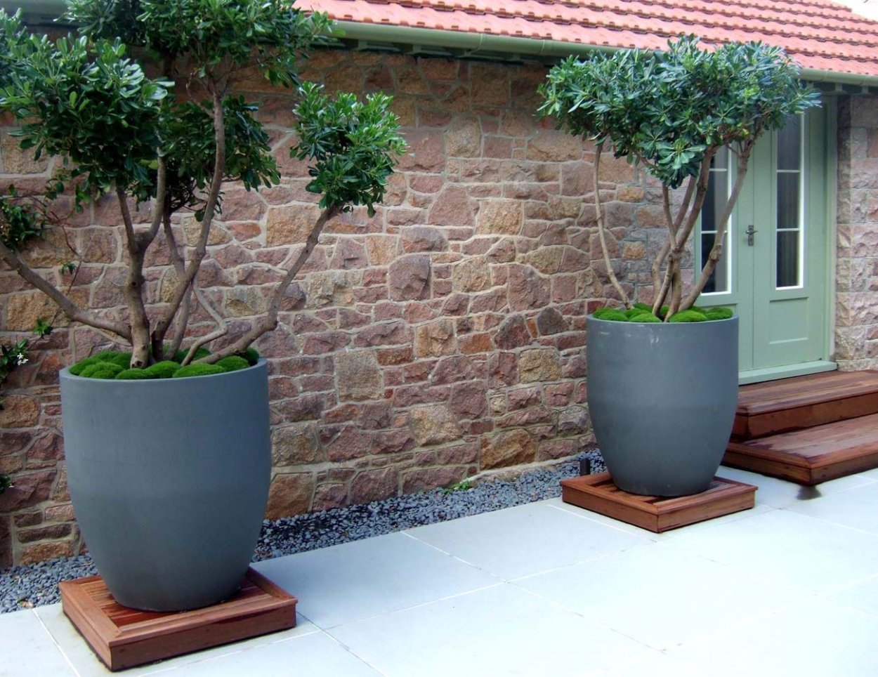 Горшки для цветов во дворе