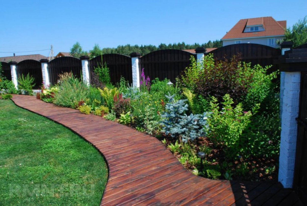 Дорожка вдоль забора