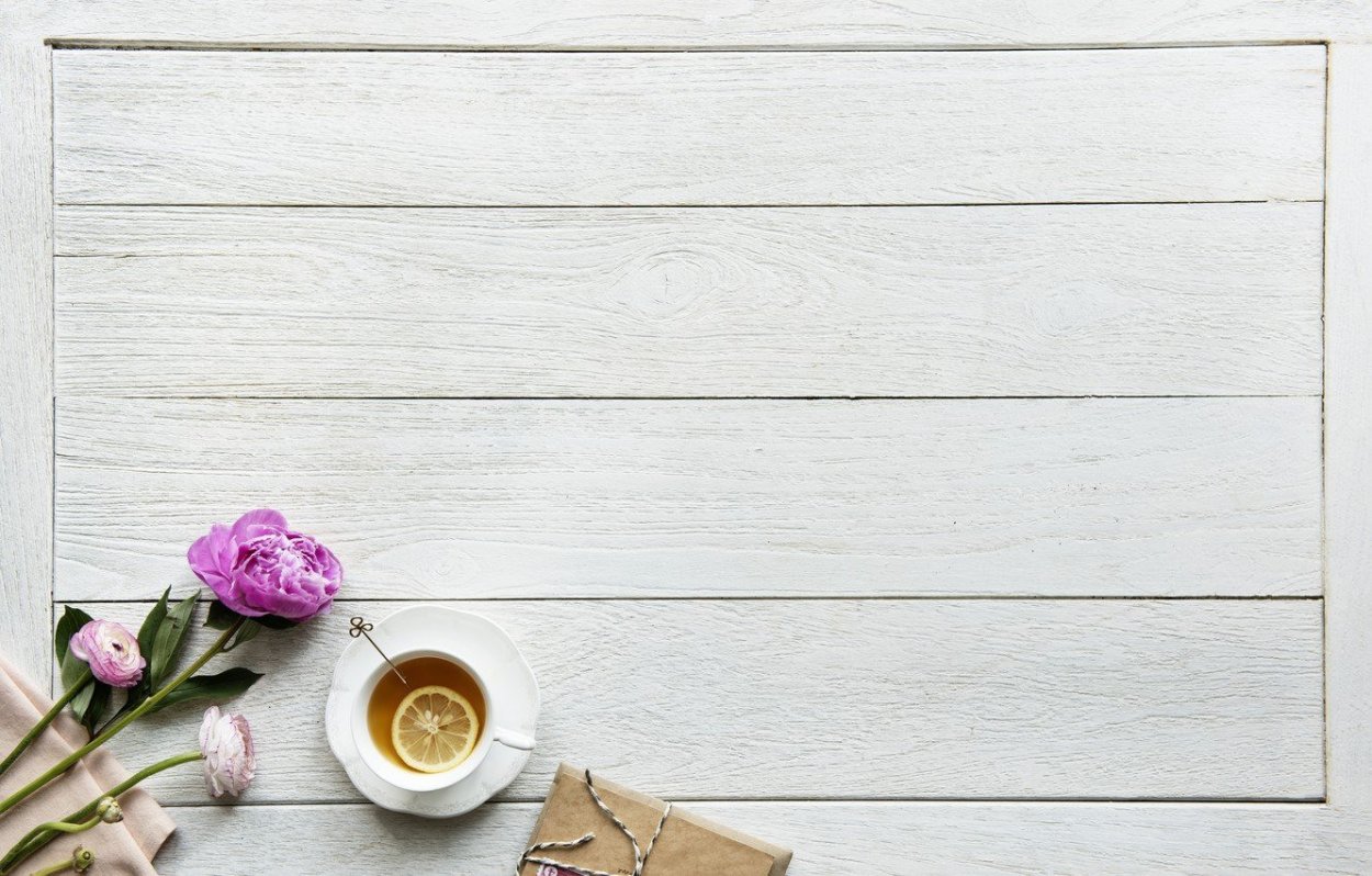 Светлый деревянный стол сверху