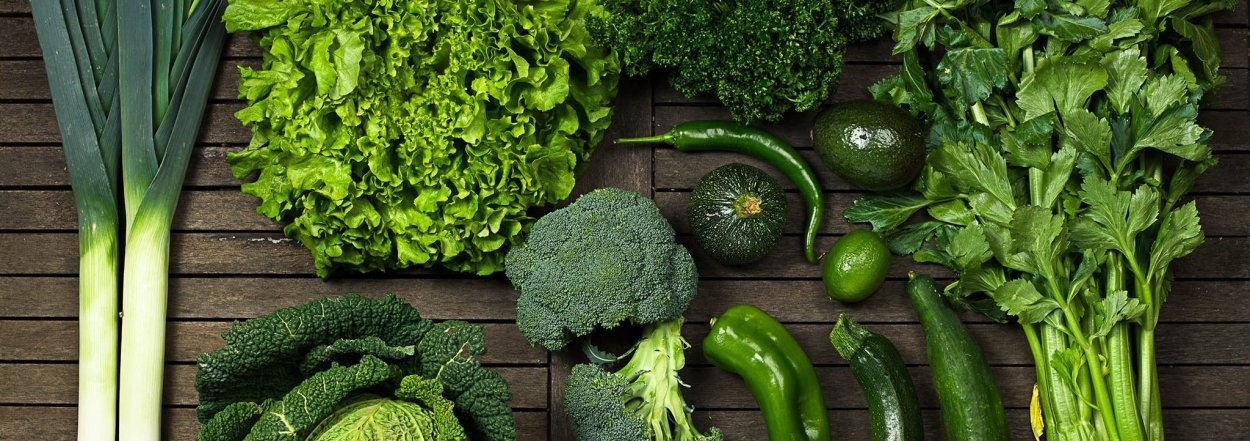 Зеленые овощи в корзине