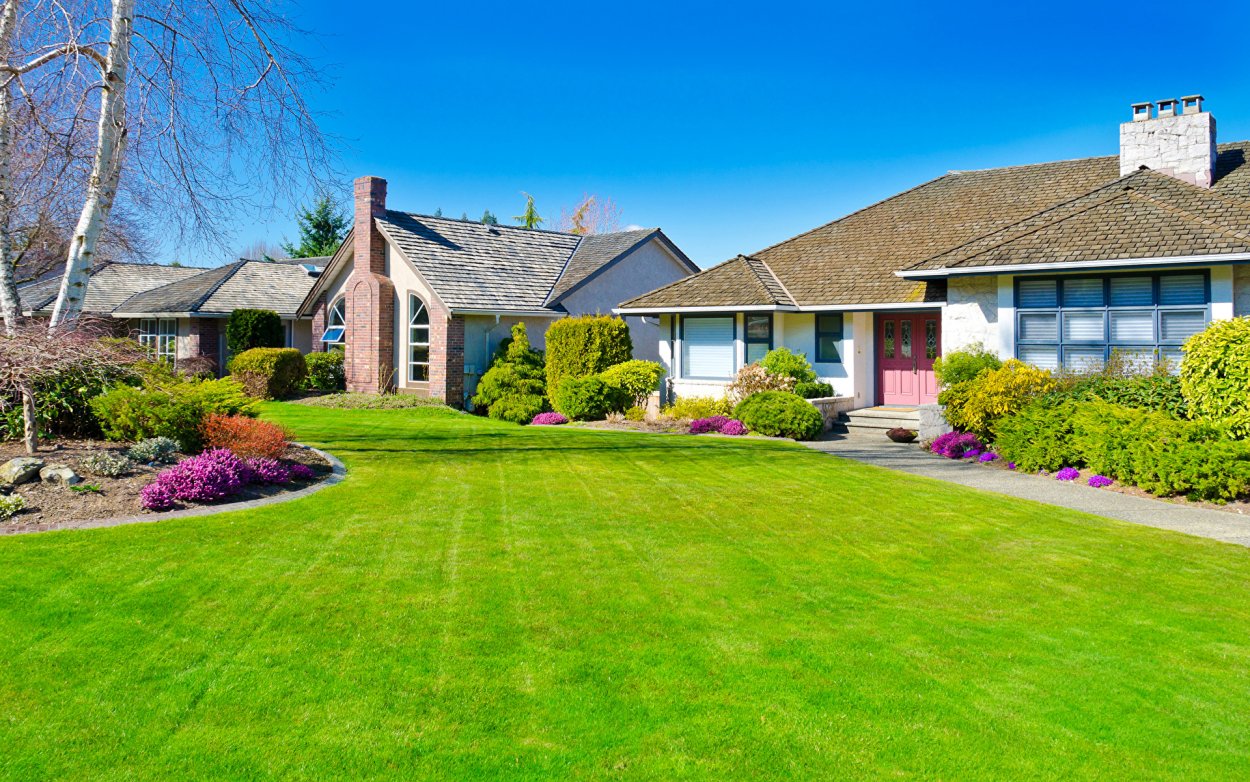 Домик с газоном