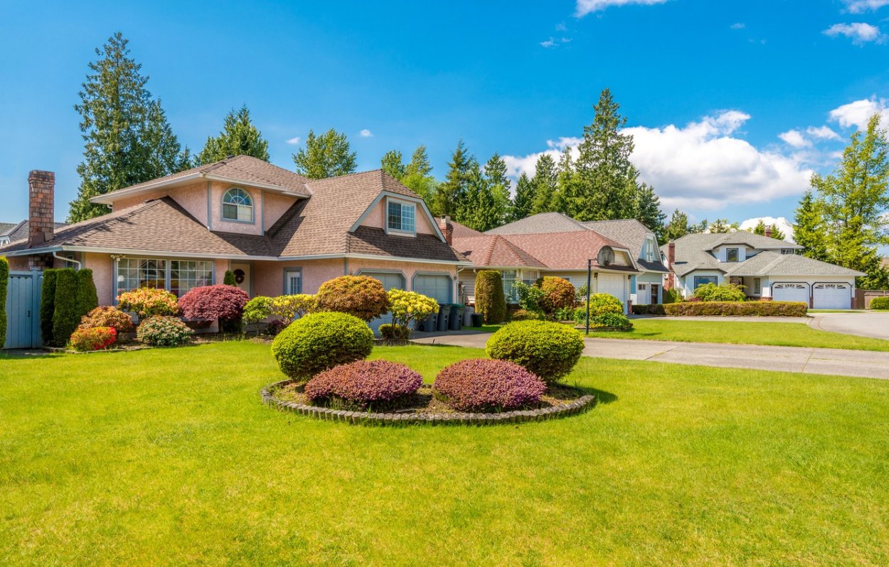 Газон перед домом