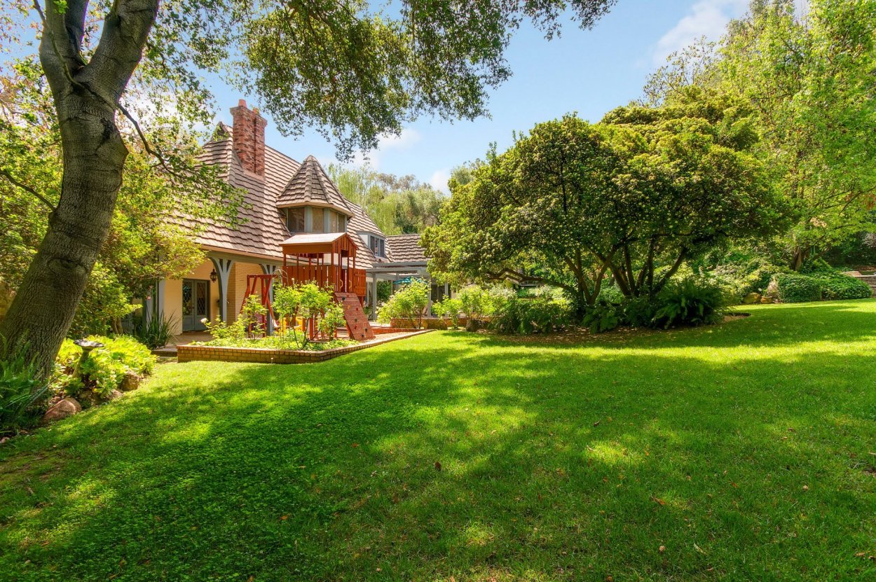 Искусственный газон в огороде