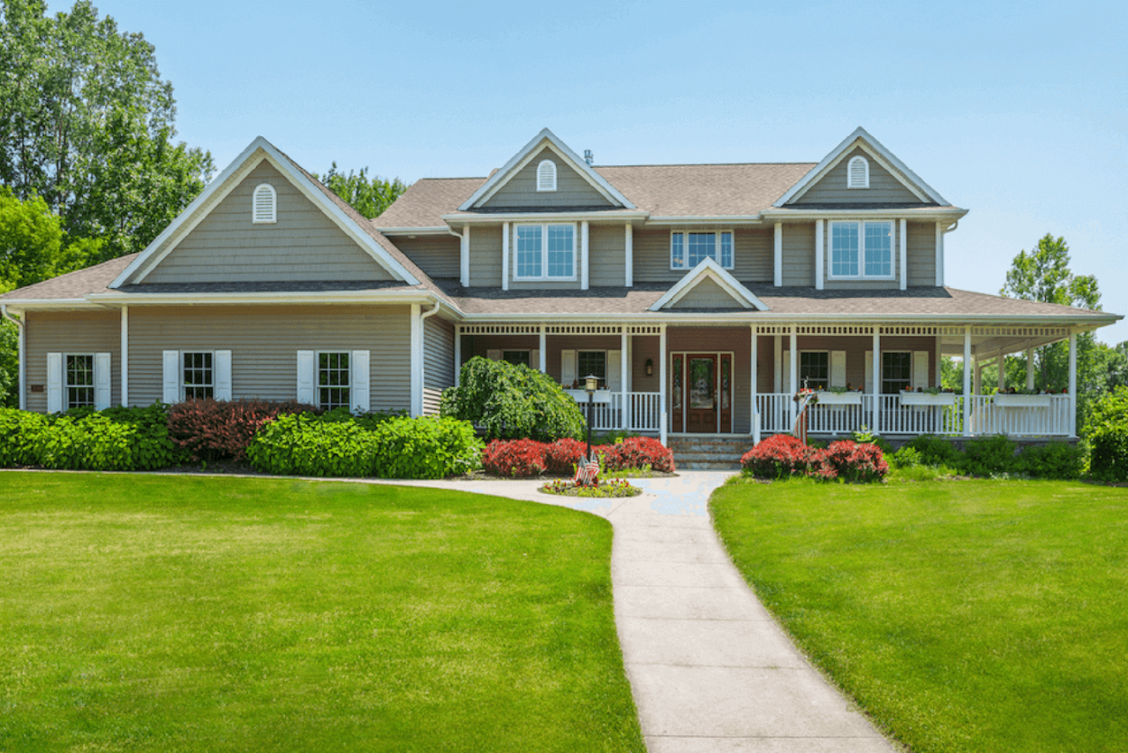 Дом с лужайкой