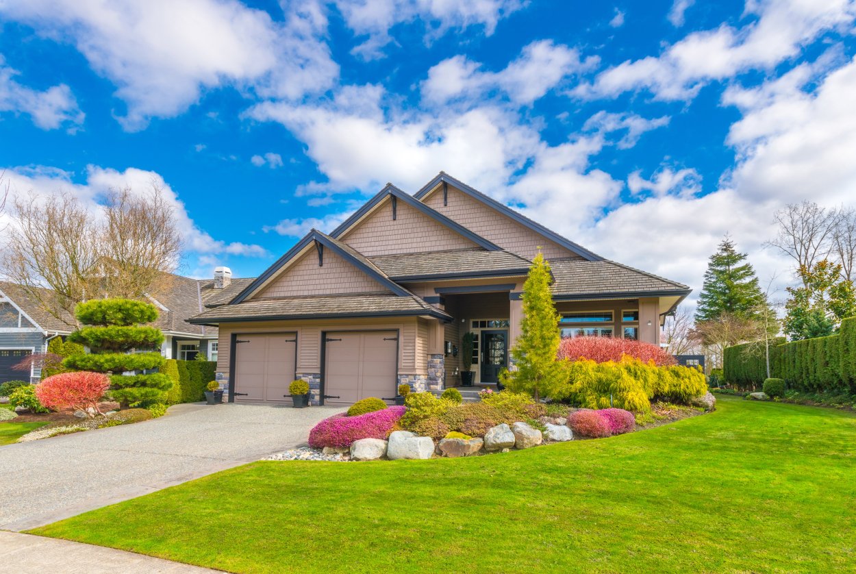 Газон загородного домика в деревни