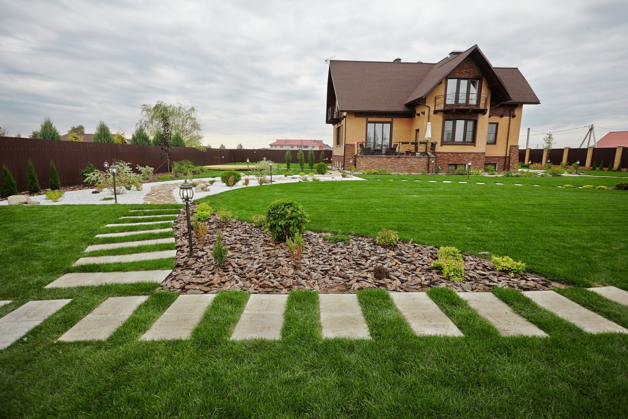 Загородный дом с лужайкой