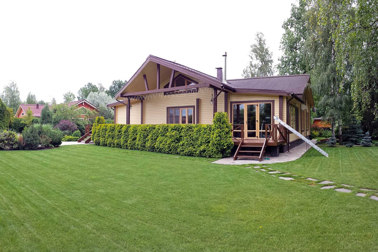 Красивый дом с газоном