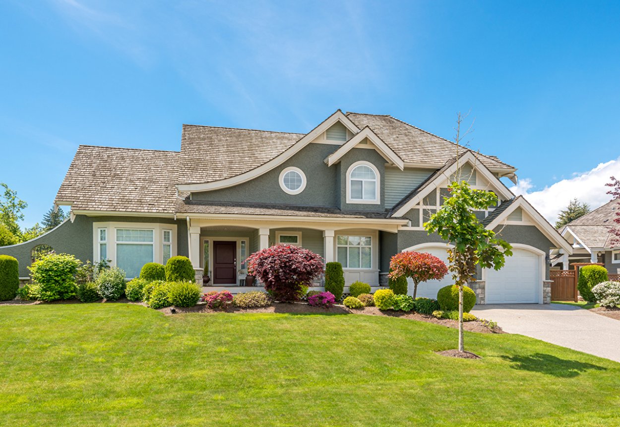 Газон в саду