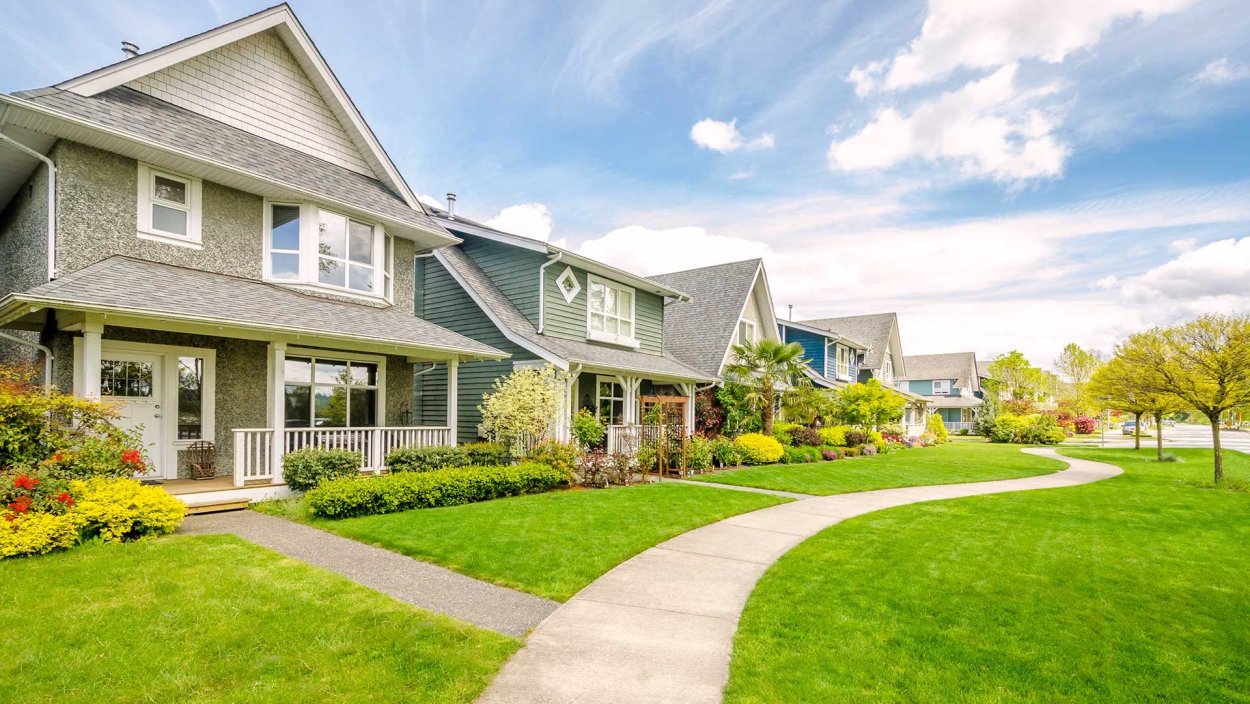 Дом с газоном и бассейном