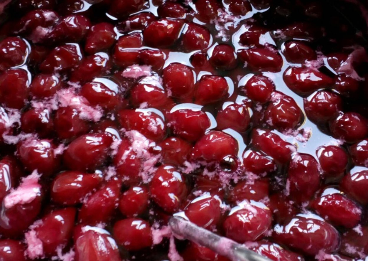 Кизиловое варенье с косточками