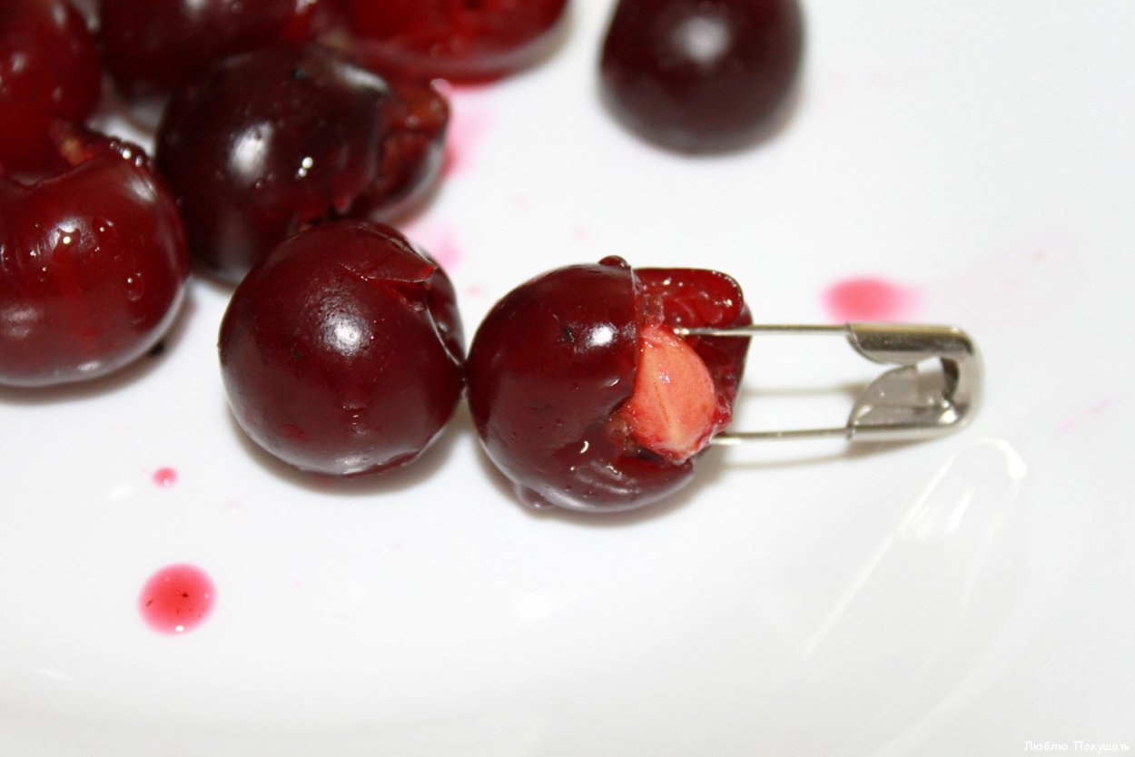 Вишня с косточкой