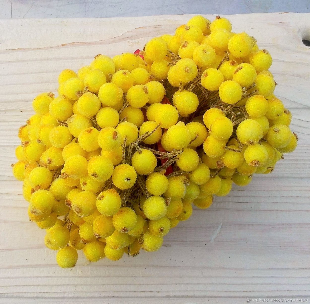 Желтая мелкая ягода