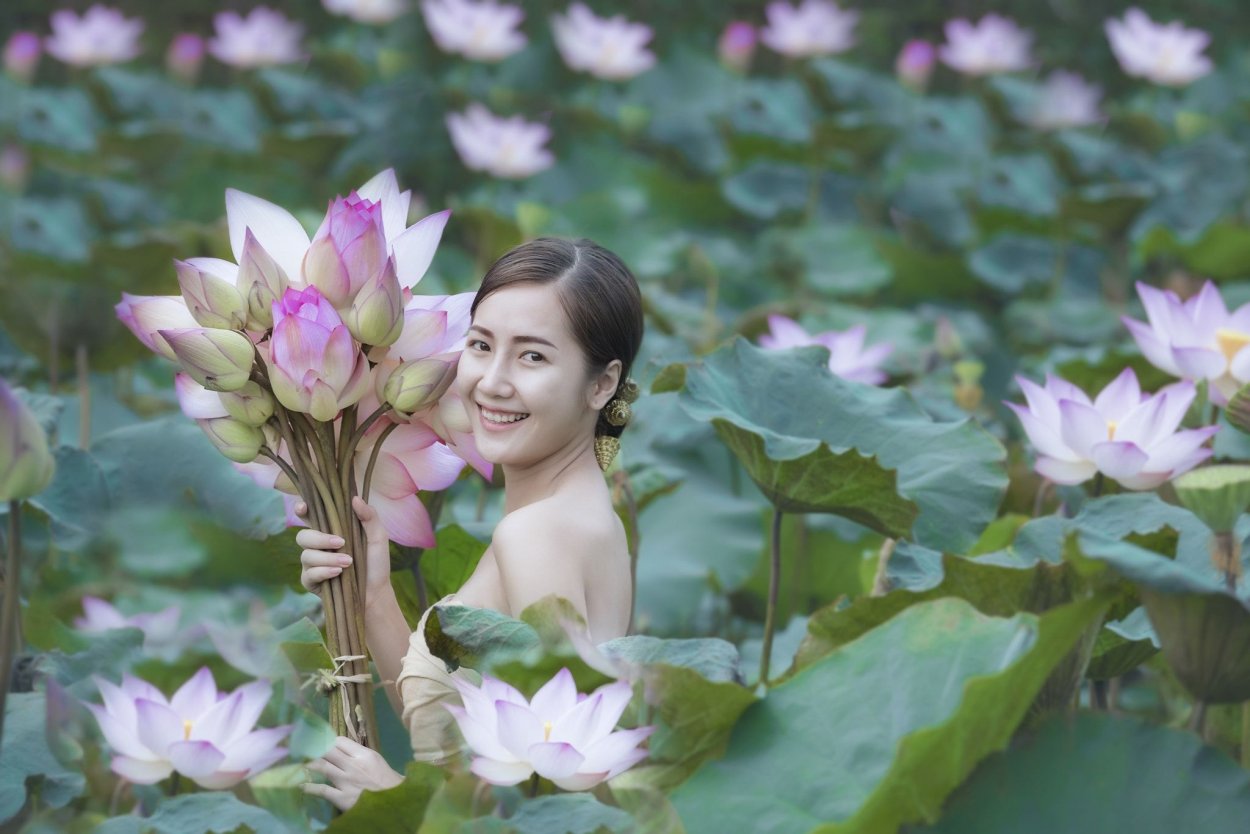 Девушка с цветком лотоса в волосах