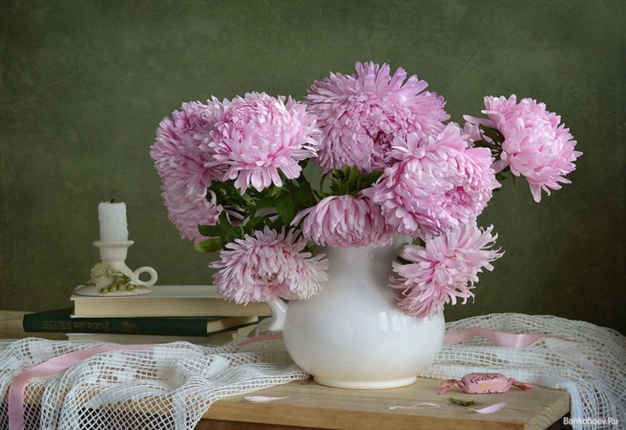 Розовые хризантемы в вазе