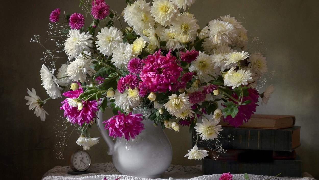 Астры в вазе на окне