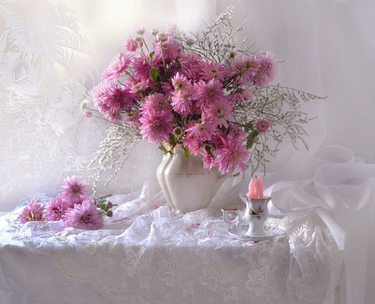 Красные хризантемы в вазе